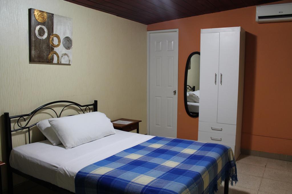 Hostal Cocos Inn Panama-Stad Buitenkant foto